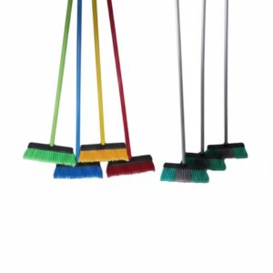 Escoba con palo (Efectivo)